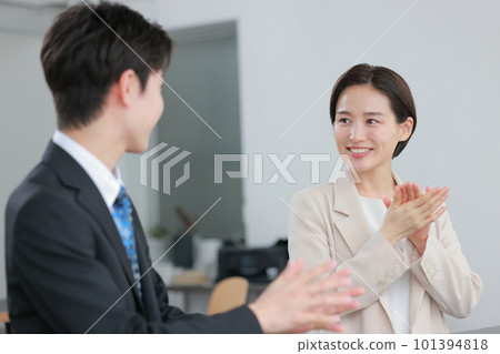 商務人士男女見面微笑 4 商務人士男女見面微笑 4 101394818
