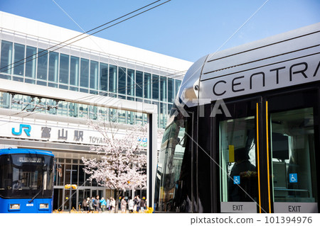 [Toyama Chihou Railway] Scenery in front of Toyama Station with cherry blossoms blooming 101394976