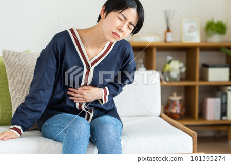 一個肚子痛的年輕女子 101395274