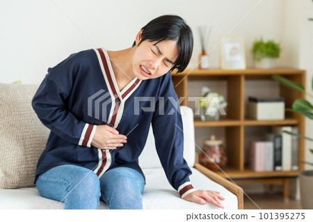 A stomachache young woman 101395275