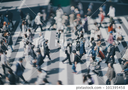 人們穿過人行橫道商業形象 101395458