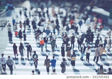 人們穿過人行橫道商業形象 人們穿過人行橫道商業形象 101395462