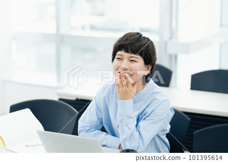 young woman taking a course 101395614
