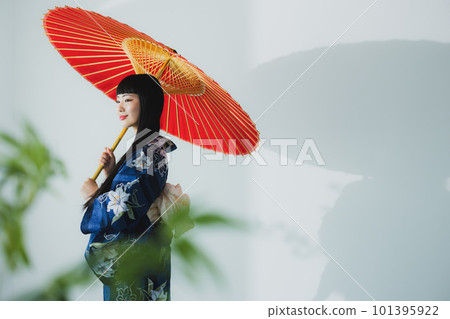 一個穿著浴衣的女人拿著一把日本傘 101395922