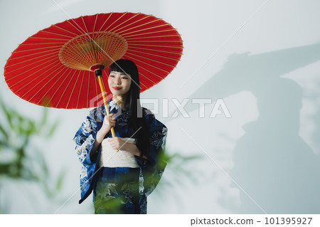 A woman in a yukata holding a Japanese umbrella 101395927