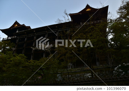 Kiyomizu-dera Temple in spring in Kyoto, Japan Main hall called Kiyomizu stage and beautiful cherry blossoms Latticed pillars called Kakezukuri Kiyomizu-dera Temple in spring in Kyoto, Japan Main hall called Kiyomizu stage and beautiful cherry blossoms Latticed pillars called Kakezukuri 101396070