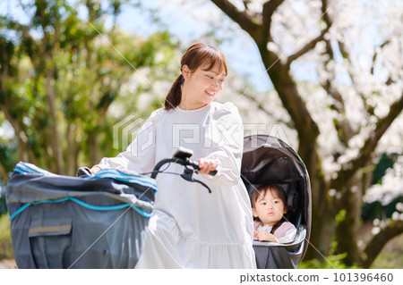 騎自行車的媽媽和女孩 騎自行車的媽媽和女孩 101396460