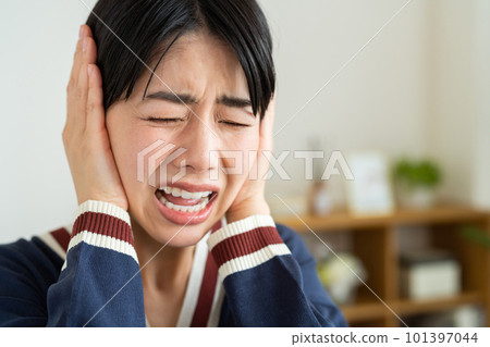 關閉她的耳朵的少婦 101397044