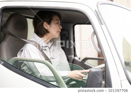 穿著工作服騎卡車的中年婦女簡介 101397706