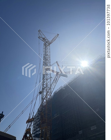 茨城市政府前的建築工地 聳立在藍天上的重型機械 茨城市政府前的建築工地 聳立在藍天上的重型機械 101397738