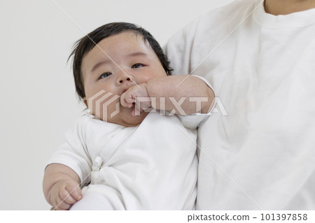被媽媽抱著的寶寶(0歲4個月,日本人,男孩) 被媽媽抱著的寶寶(0歲4個月,日本人,男孩) 101397858
