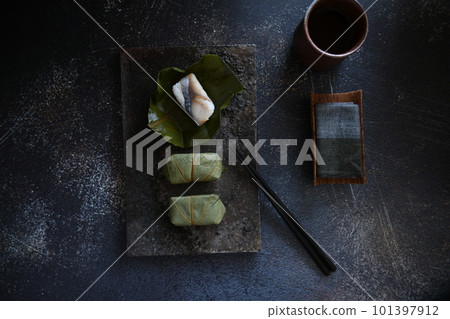 Persimmon leaf sushi 101397912