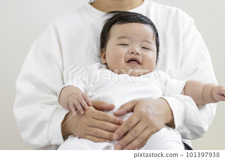 Baby held in mother's lap (0 years and 4 months, Japanese, boy) Baby held in mother's lap (0 years and 4 months, Japanese, boy) 101397938
