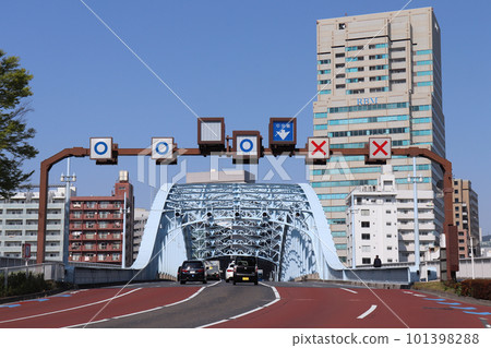 Variable sign corresponding to the center line displacement (Eitai Bridge, Tokyo) 101398288