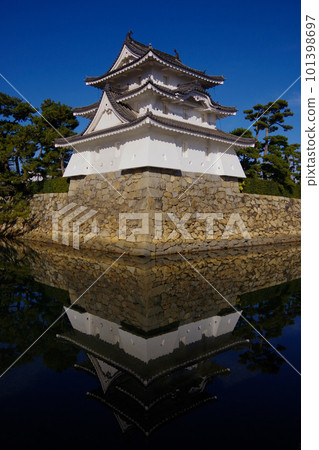 Japanese-style castle moat and turret Japanese culture castle wall Castle shining in the blue sky Japanese-style castle moat and turret Japanese culture castle wall Castle shining in the blue sky 101398697