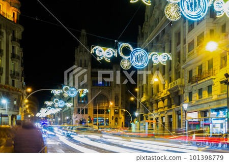 Night view of Barcelona street in winter 101398779