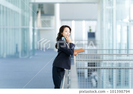 談話在智能手機的女商人 101398794