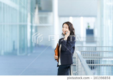 談話在智能手機的女商人 談話在智能手機的女商人 101398858