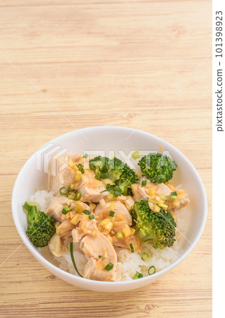 Broccoli and chicken negitare rice bowl 101398923