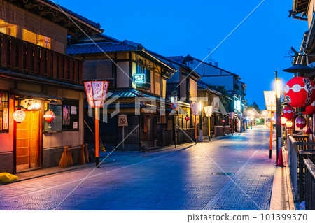 Hanamikoji street in Gion, Kyoto before dawn 101399370