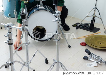 man building a drum set 101399412
