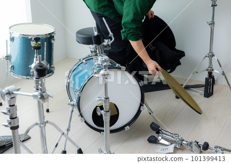 man building a drum set 101399413