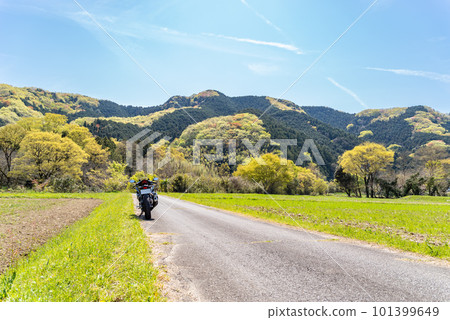 春天里山和藍天的自行車旅行 a-1 101399649