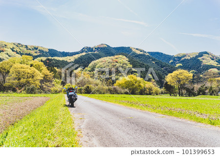 Spring bike touring Satoyama and blue sky where the trees of the mountains sprout a-4 Matte feeling 101399653