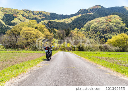 春天里山和藍天的自行車旅行 b-1 101399655