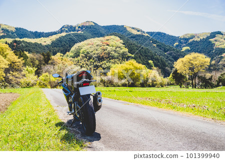 春季自行車遊覽里山和藍天e-4 山間樹木的磨砂感 春季自行車遊覽里山和藍天e-4 山間樹木的磨砂感 101399940