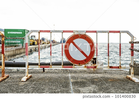 Fence to prevent falling into the sea Fence to prevent falling into the sea 101400830