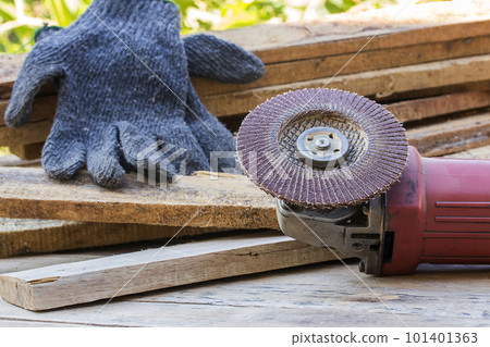 Electric sandpaper tool on wooden table Electric sandpaper tool on wooden table 101401363