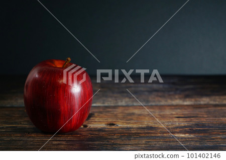 桌上的紅蘋果 桌上的紅蘋果 101402146