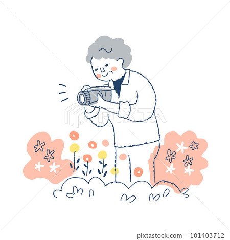 在花園裡拍攝花朵的高級女性 101403712