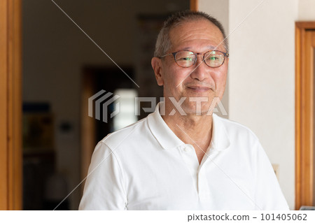 在家放鬆的微笑的老人 101405062