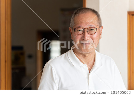 在家放鬆的微笑的老人 在家放鬆的微笑的老人 101405063
