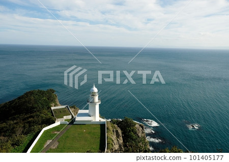 被譽為日本50大燈塔之一的粉筆八角形地球角燈塔建在陡峭的懸崖上。 被譽為日本50大燈塔之一的粉筆八角形地球角燈塔建在陡峭的懸崖上。 101405177