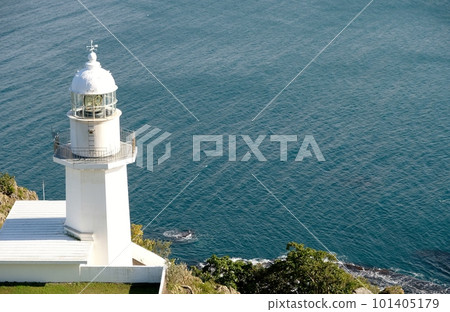 The chalk octagonal Cape Chikyu Lighthouse, which has been pruned as one of Japan's top 50 lighthouses, is built on a precipitous cliff. 101405179