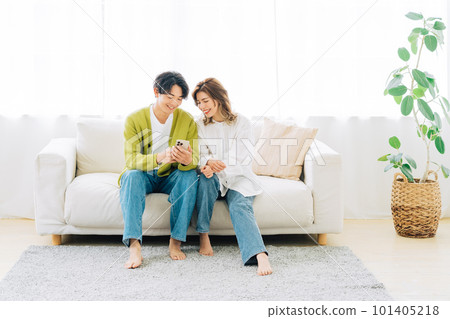一對年輕夫婦一起看智能手機 101405218