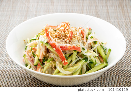 中式沙拉配豆芽和黃瓜。 中式沙拉配豆芽和黃瓜。 101410129