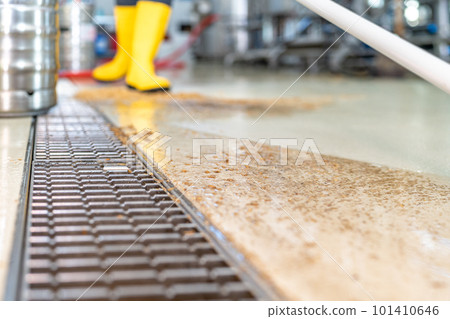 clean the floors with water and squeegee in the brewery 101410646