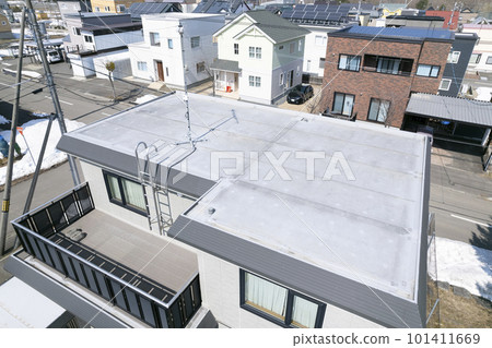 Aerial view of the roof before replacement (before and after housing renovation) Aerial view of the roof before replacement (before and after housing renovation) 101411669