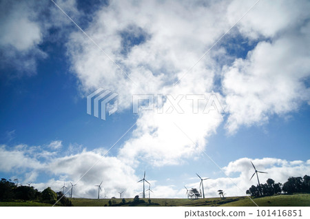 阿瑟頓高原的風力發電和清新的天空景色 101416851