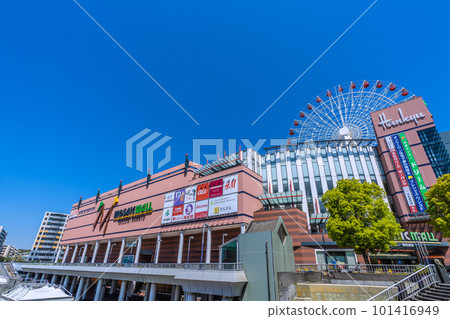 Cityscape of Yokohama, Japan Center Kita Ekimae, overlooking the cityscape with the Ferris wheel and Tsuzuki Hankyu shining in the blue sky 101416949