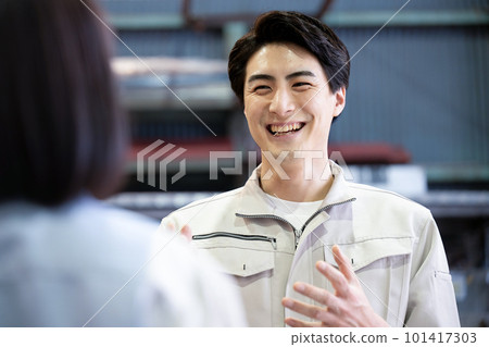 一個穿著工作服開會的男人解釋流程和銷售 101417303