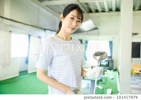 打高爾夫球的女人 打高爾夫球的女人 101417979
