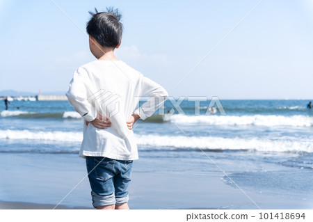 Elementary school boy looking at the sea of Kamakura Elementary school boy looking at the sea of Kamakura 101418694