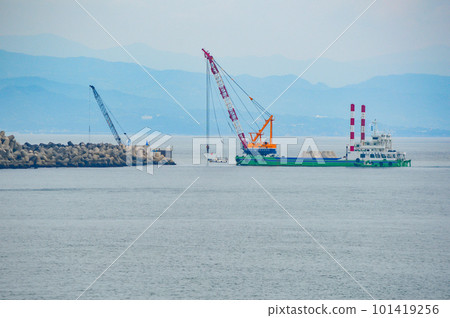 漂浮在海上的起重船 101419256