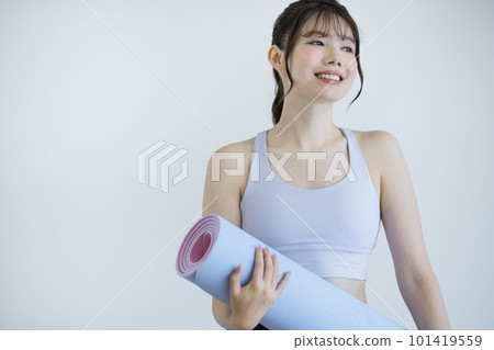 拿著瑜伽墊的少婦 101419559