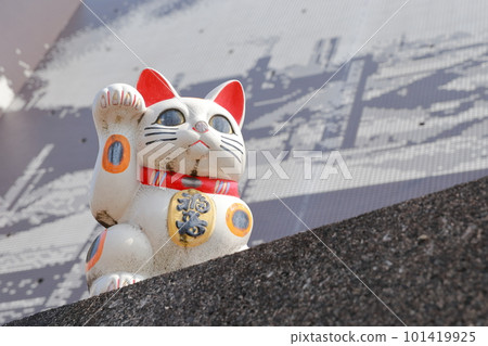 A beckoning cat seen from below (Tokoname ware, Tokoname City, Aichi Prefecture) 101419925